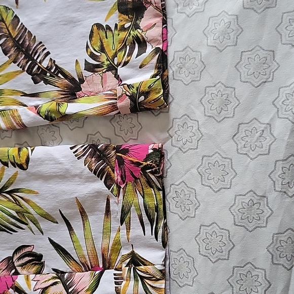 Women's New York and company crop floral Pants. pants size med. - Picture 5 of 5